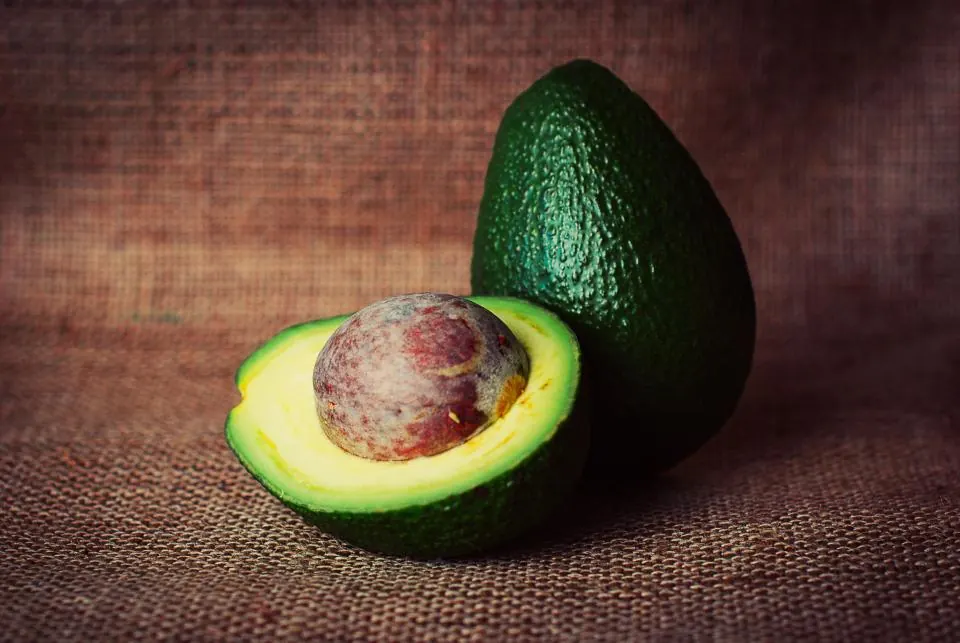 Aguacate cortado a la mitad.