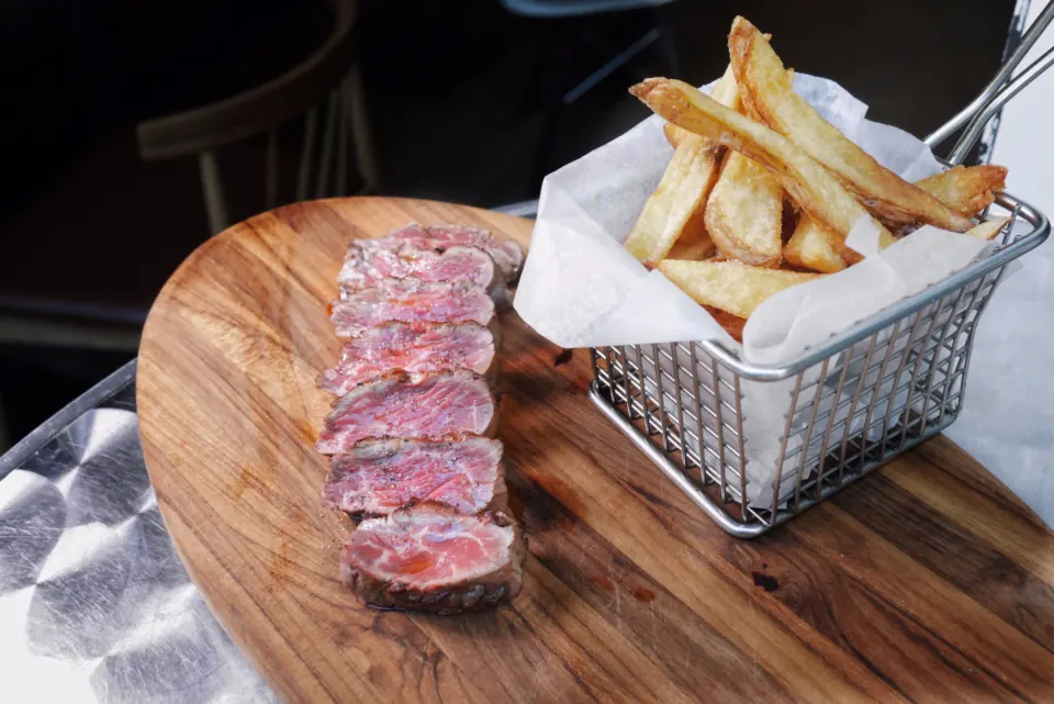 Bife cortado en láminas.