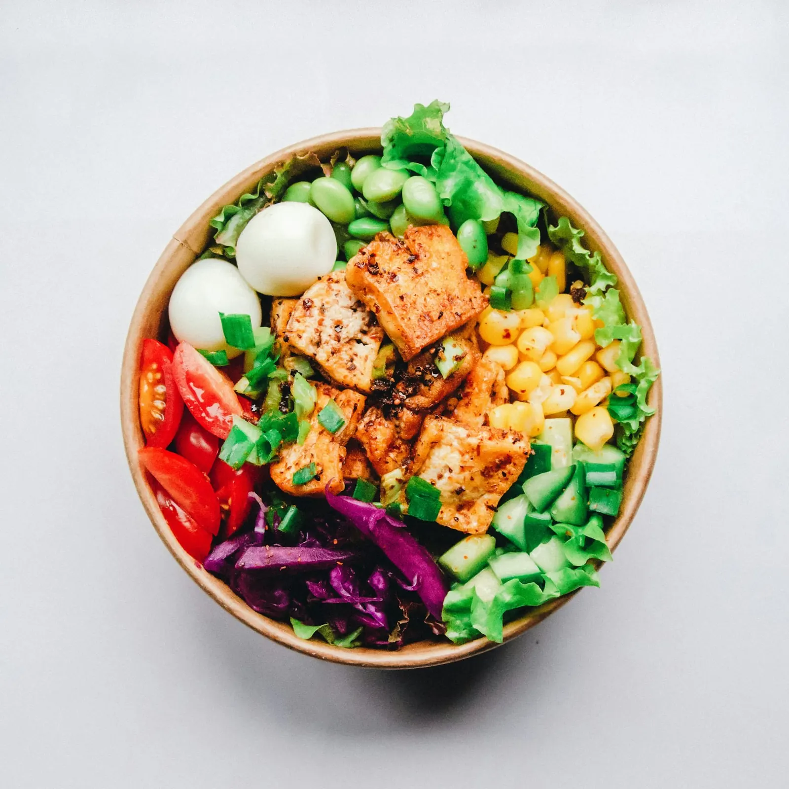 Bowl de comida alta en proteína.