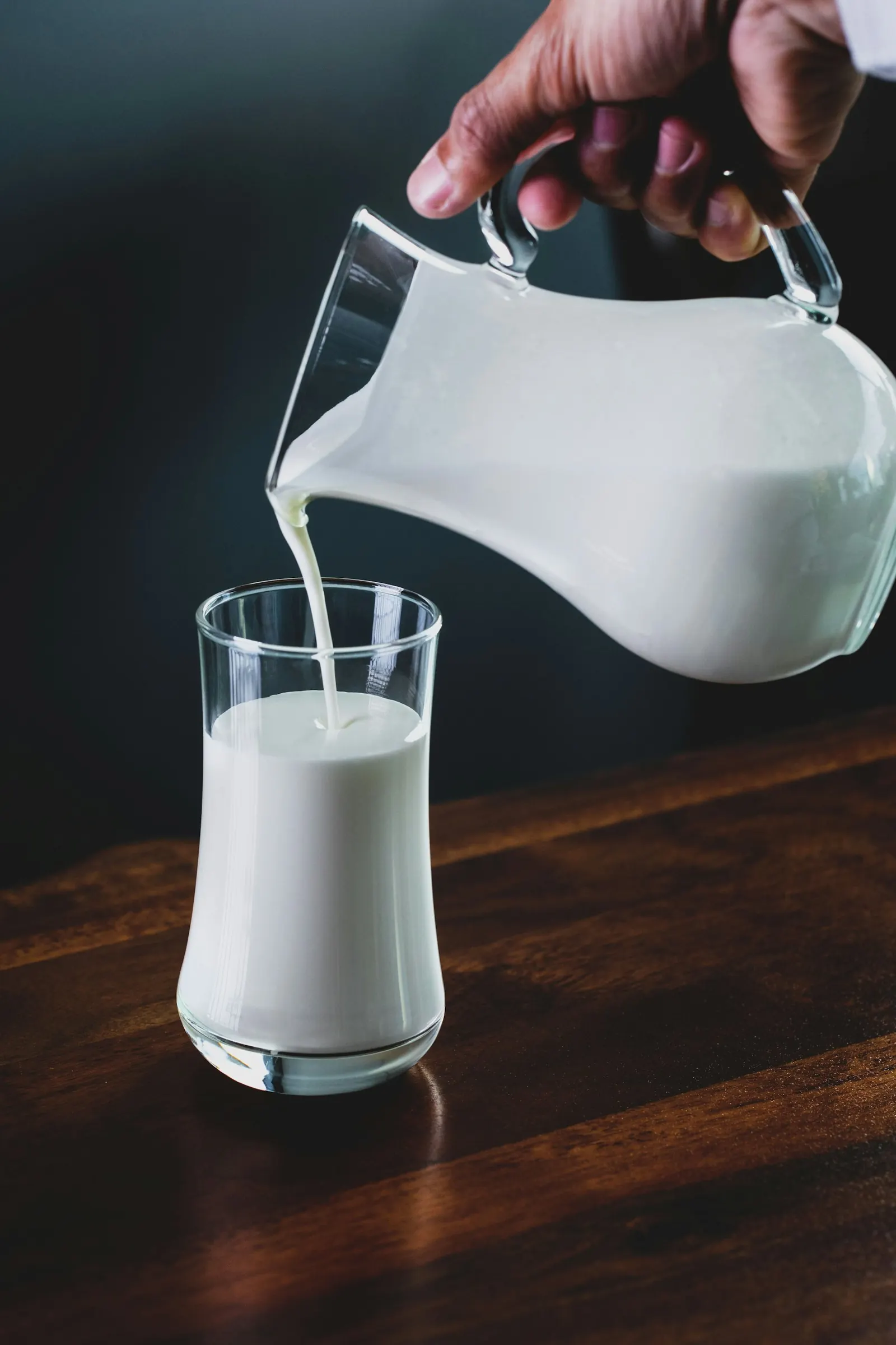 Leche servida en un vaso.