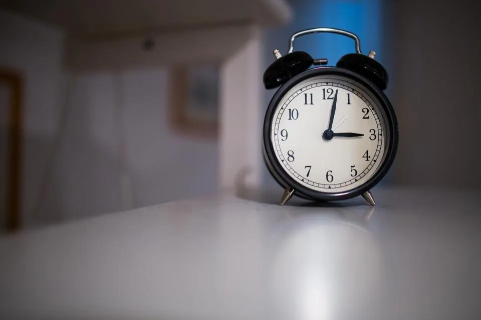 Reloj despertador sobre una mesa.