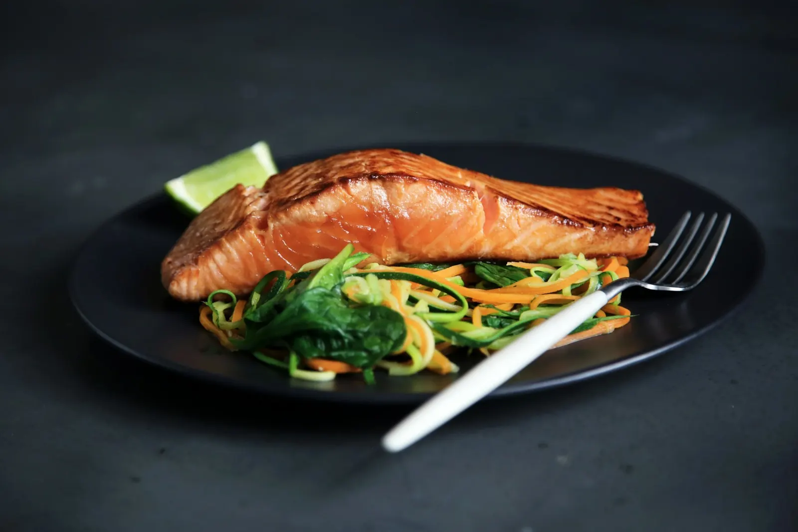Filete de salmón con vegetales.