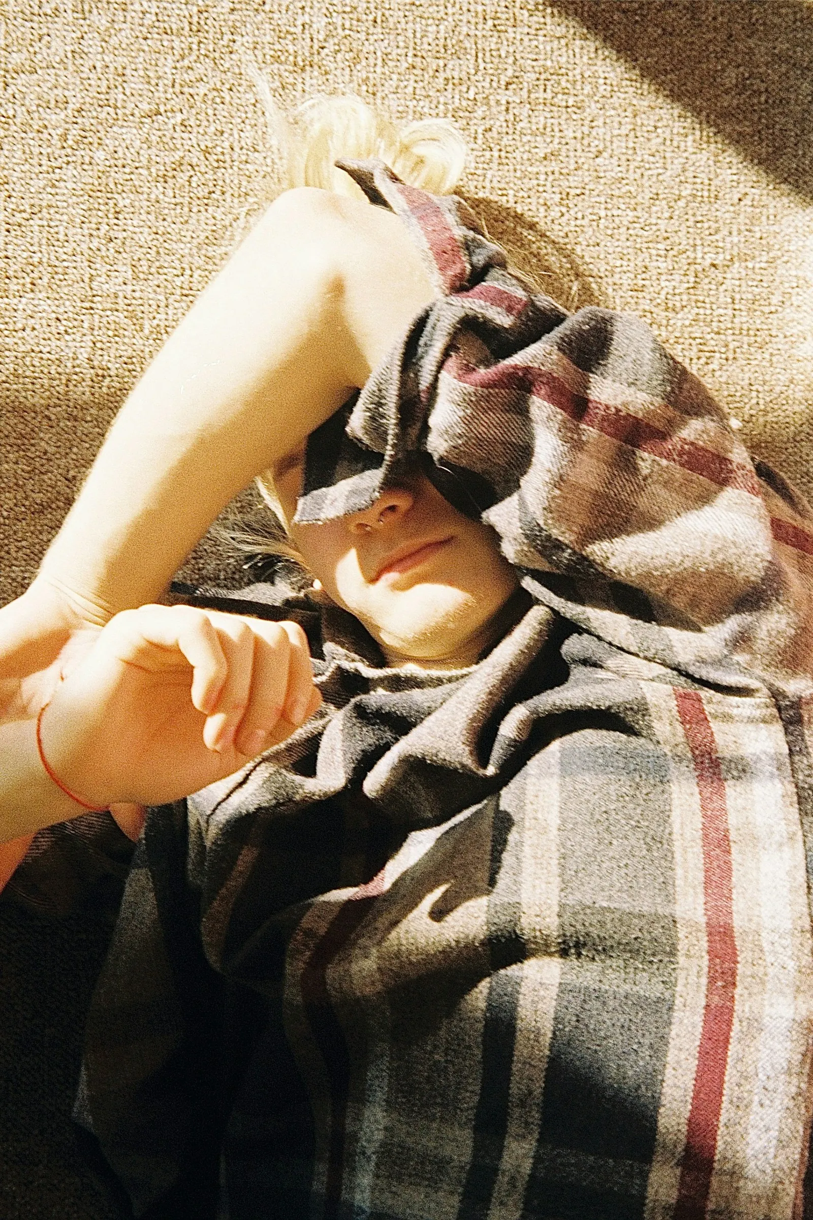Persona durmiendo con luz de la mañana.